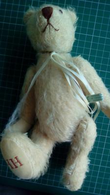 22 cm.honey coloured jointed bear